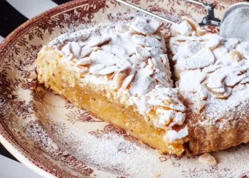 Tarte de amêndoa com massa folhada