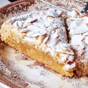 Tarte de amêndoa com massa folhada