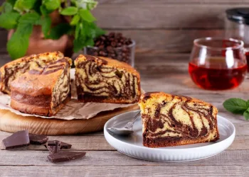 Bolo mármore de chocolate e baunilha