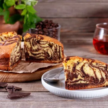 Bolo mármore de chocolate e baunilha