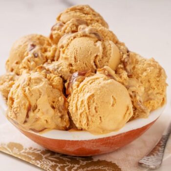 Gelado caseiro de caramelo salgado