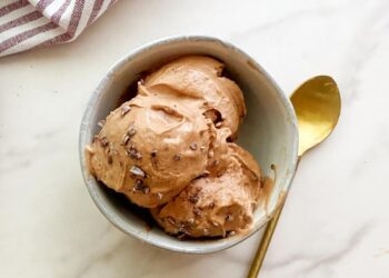 Gelado caseiro de banana e chocolate