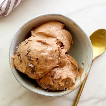 Gelado caseiro de banana e chocolate