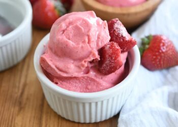 Gelado caseiro de iogurte e morango