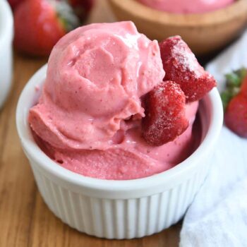 Gelado caseiro de iogurte e morango