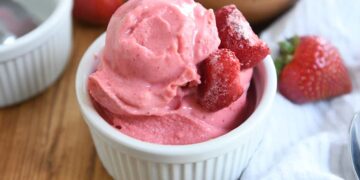 Gelado caseiro de iogurte e morango