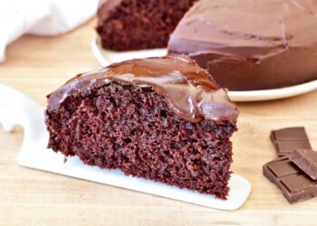 Bolo de chocolate com cobertura