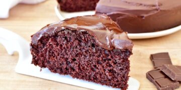 Bolo de chocolate com cobertura