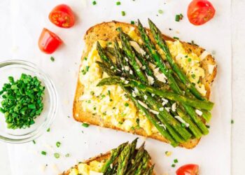 Ovos mexidos com espargos