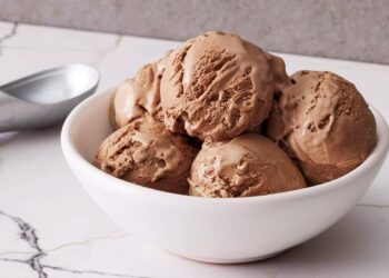 Gelado caseiro de natas e chocolate