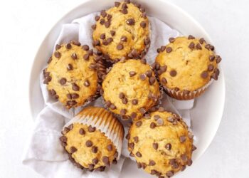 Muffins de banana, aveia e pepitas de chocolate