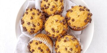 Muffins de banana, aveia e pepitas de chocolate