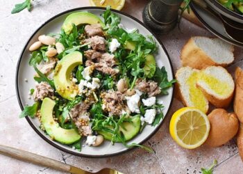 Salada de rúcula e atum