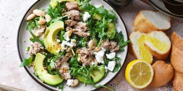 Salada de rúcula e atum