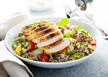 salada de quinoa e frango