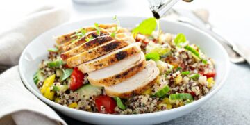 salada de quinoa e frango