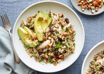 Salada fresca de quinoa e abacate