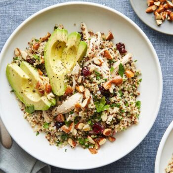 Salada fresca de quinoa e abacate