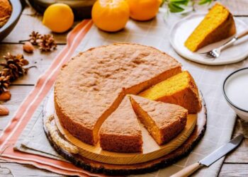 Bolo de cenoura com leite condensado