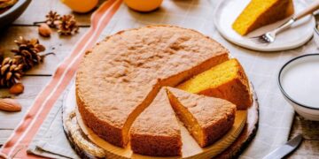 Bolo de cenoura com leite condensado