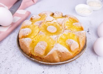 Bolo de ananás com pedaços