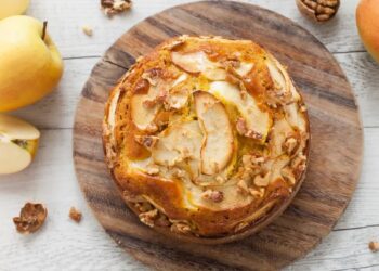 Bolo de mel, maçã e nozes