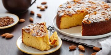 Bolo de laranja, requeijão e amêndoa