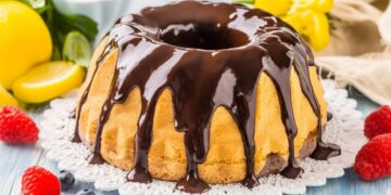 Bolo de cenoura com cobertura de chocolate