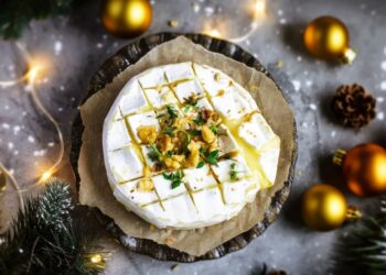 Camembert no forno com mel e nozes