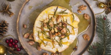 Queijo Brie no forno com mel e nozes