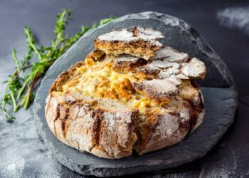 Broa recheada com bacon e queijo