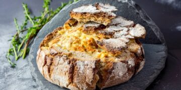 Broa recheada com bacon e queijo