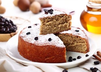 Bolo de mel, canela e café