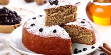 Bolo de mel, canela e café