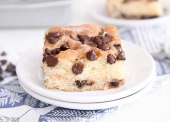 Bolo de baunilha com pepitas de chocolate