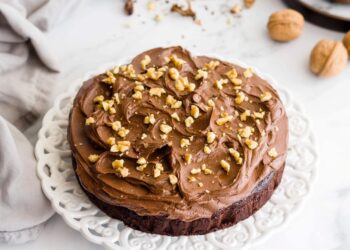 Bolo de nozes com cobertura de chocolate