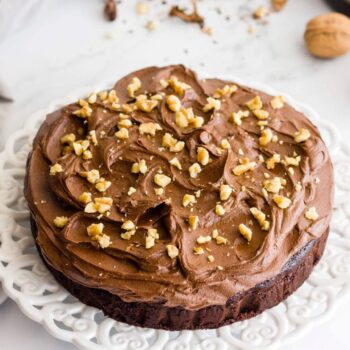 Bolo de nozes com cobertura de chocolate