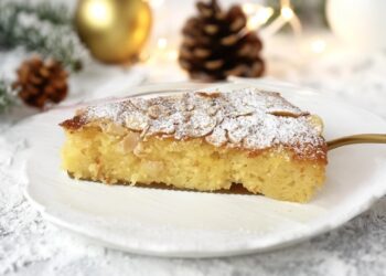 Bolo de requeijão com crocante de amêndoa