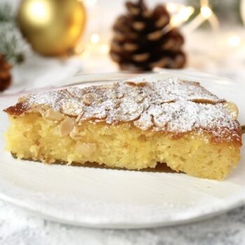 Bolo de requeijão com crocante de amêndoa