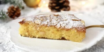 Bolo de requeijão com crocante de amêndoa