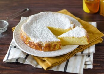 Bolo cremoso de requeijão e mel com toque de laranja