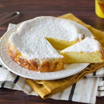 Bolo cremoso de requeijão e mel com toque de laranja