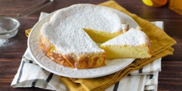 Bolo cremoso de requeijão e mel com toque de laranja