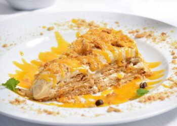 Bolo de bolacha com cobertura de doce de ovos