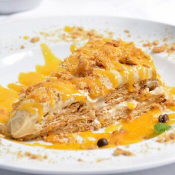 Bolo de bolacha com cobertura de doce de ovos