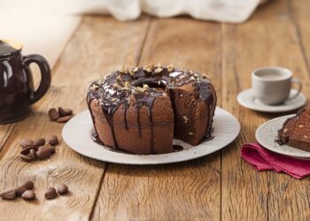 Bolo de nozes com cobertura de chocolate