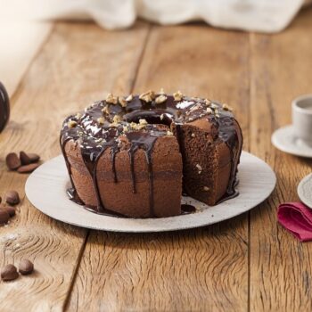 Bolo de nozes com cobertura de chocolate