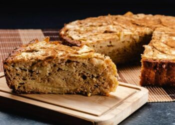 Bolo de iogurte com maçã e canela