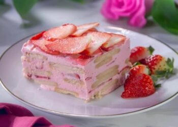 Bolo de bolacha com morangos