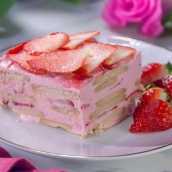 Bolo de bolacha com morangos